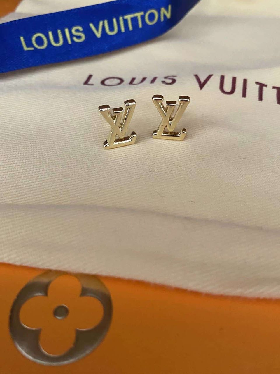 Louis Vuitton Earrings Gold view 2