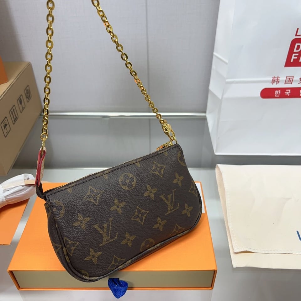 Louis Vuitton Pochette Accessoires Monogram 17Cm With Chain M58009 view 4