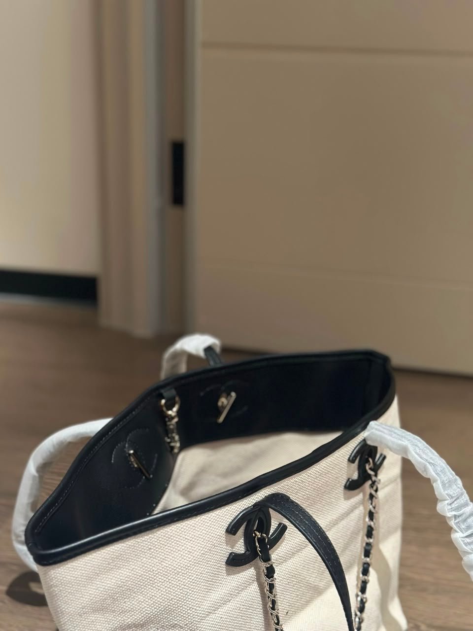Chanel Small Tote Canvas, Calfskin &amp; Gold-Tone Metal 45cm/17.7in Ecru &amp; Black AS6285 view 3