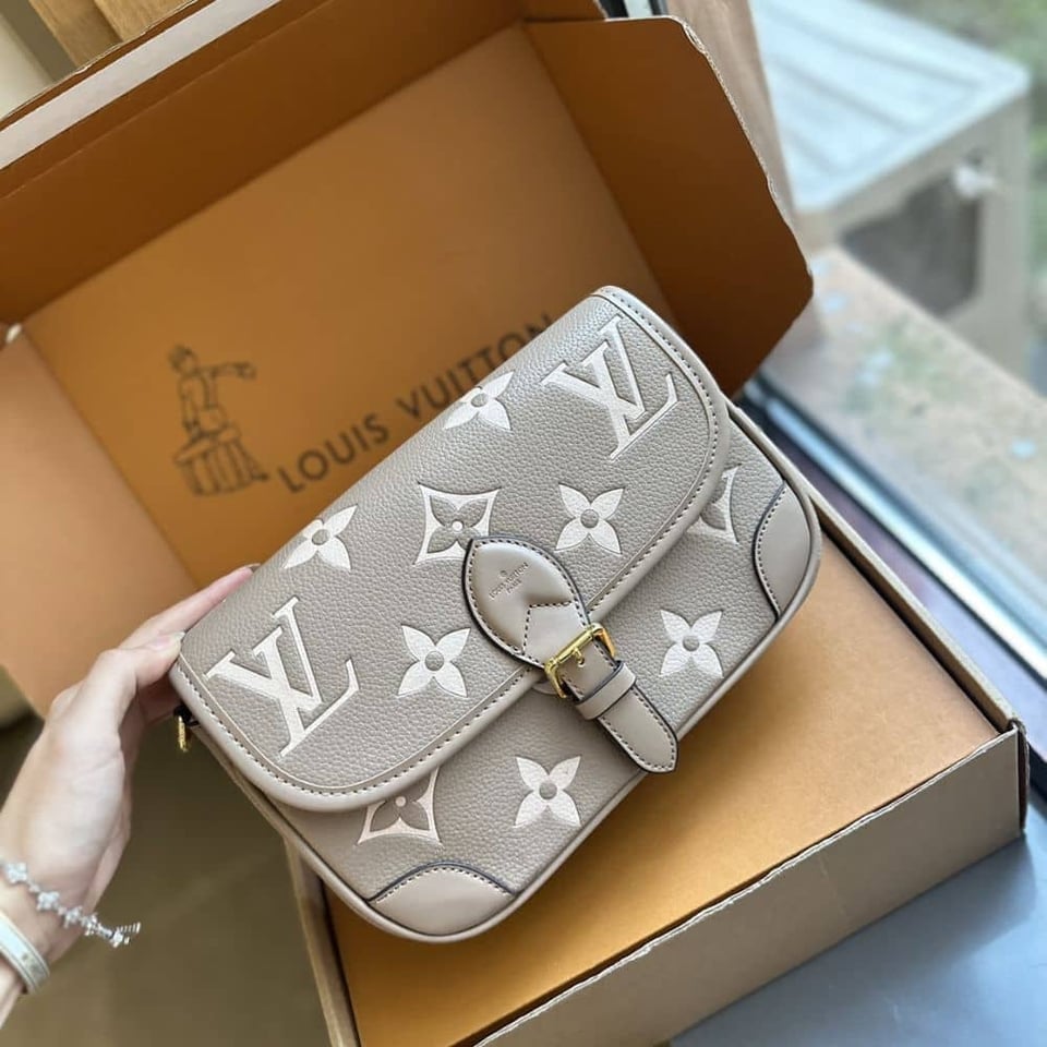 Louis Vuitton Diane Monogram Beige 24Cm M46583 view 6