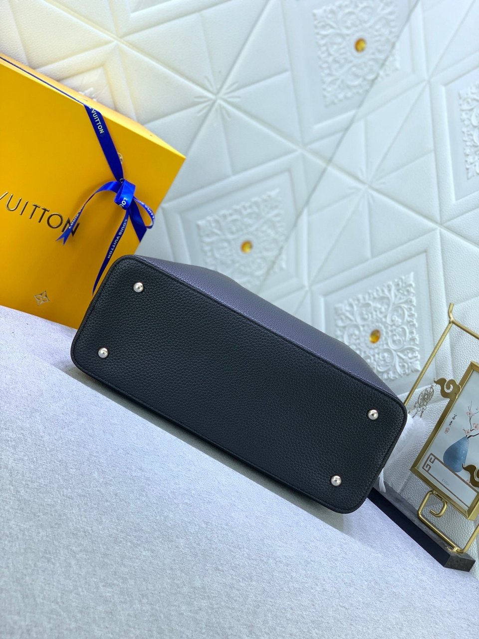 Louis Vuitton Capucines Mm Black view 5