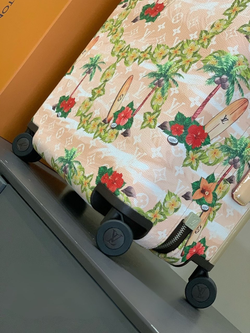 Louis Vuitton Horizon 55 Suitcase Monogram Surfin Coated Canvas Sand 55Cm M24798 view 9