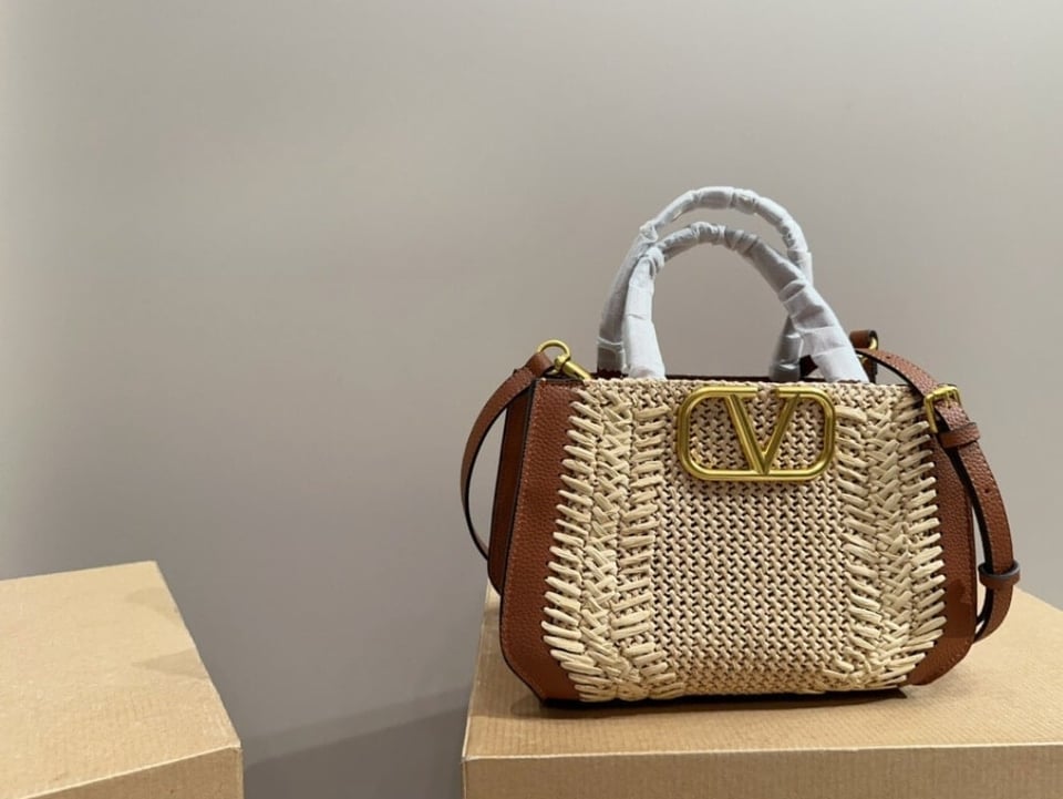 Valentino Garavani Vlogo Signature Handbag With Raffia Embroidery 22Cm view 9