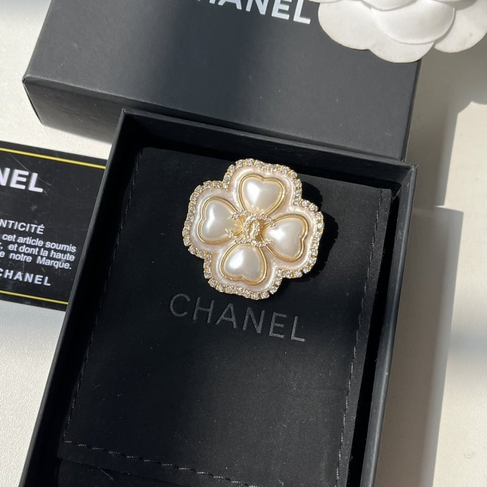 Chanel Cc Flower Brooch Gold With Pearl Heart view 5