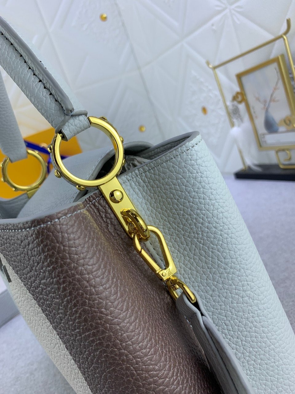 Louis Vuitton Capucines Ice Age White 27Cm view 3
