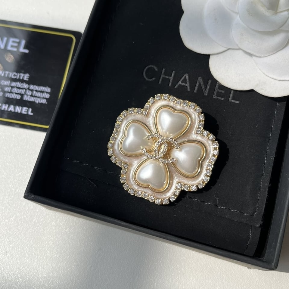 Chanel Cc Flower Brooch Gold With Pearl Heart view 3