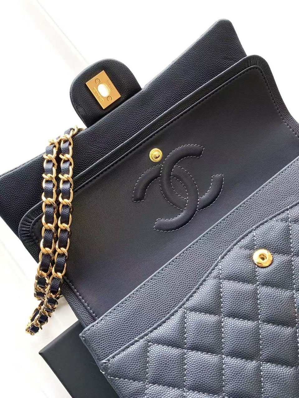 Chanel Classic Flap Bag 25 cm Navy Blue Gold-Tone Hardware A01112 view 9