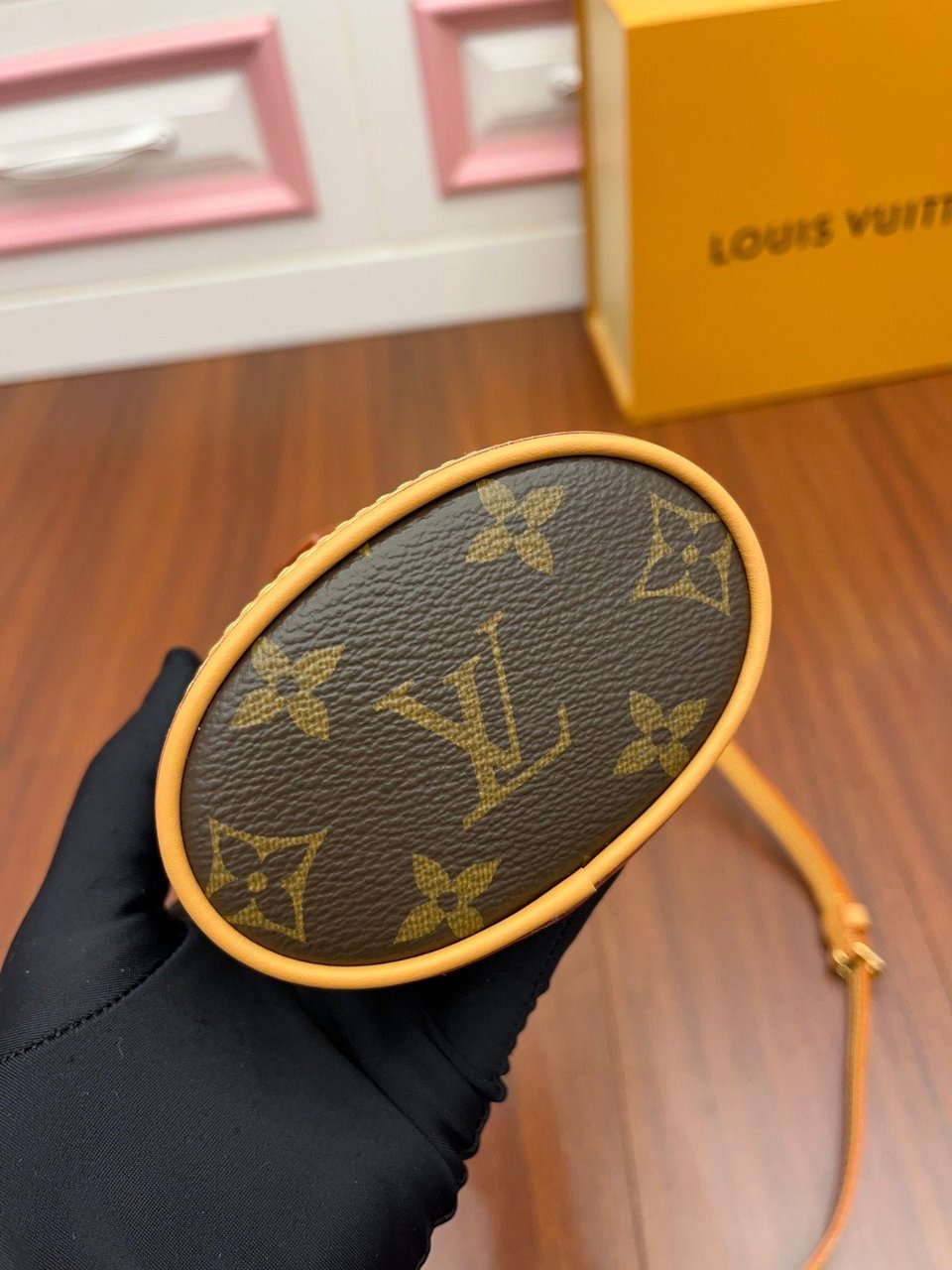 Louis Vuitton Fold Me Pouch 18Cm view 6