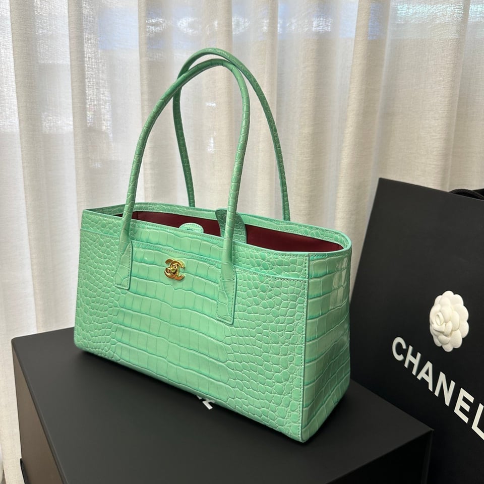 Chanel Small Shopping Bag Embossed Calfskin With Crocodile Pattern &amp; Gold-plated Alloy Green 20cm/7.9in AS6243 view 6