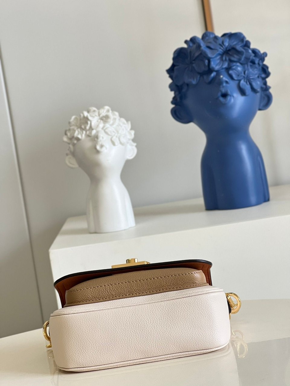 Louis Vuitton Lockme Tender 19Cm Quartz White Bag view 7
