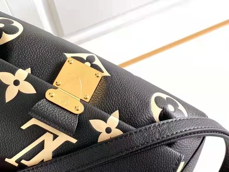 Louis Vuitton Favorite 24Cm Black view 7