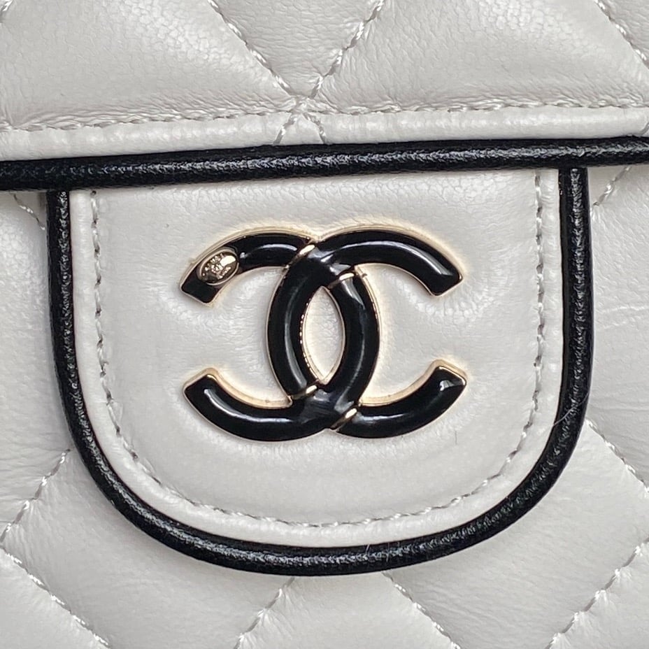 Chanel Small Graphic Frame Flap Bag White 23cm view 10