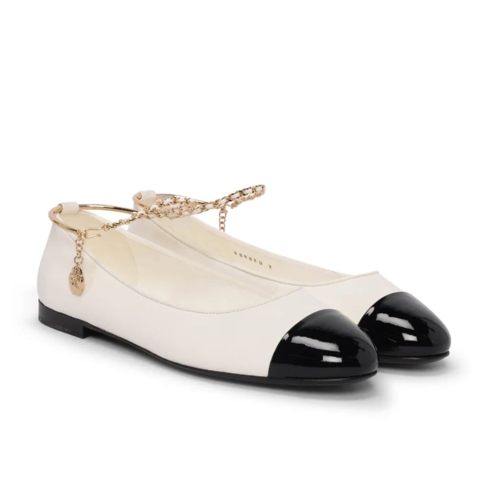 Chanel Interlocking Cc Logo Ballet Flats Black White view 2