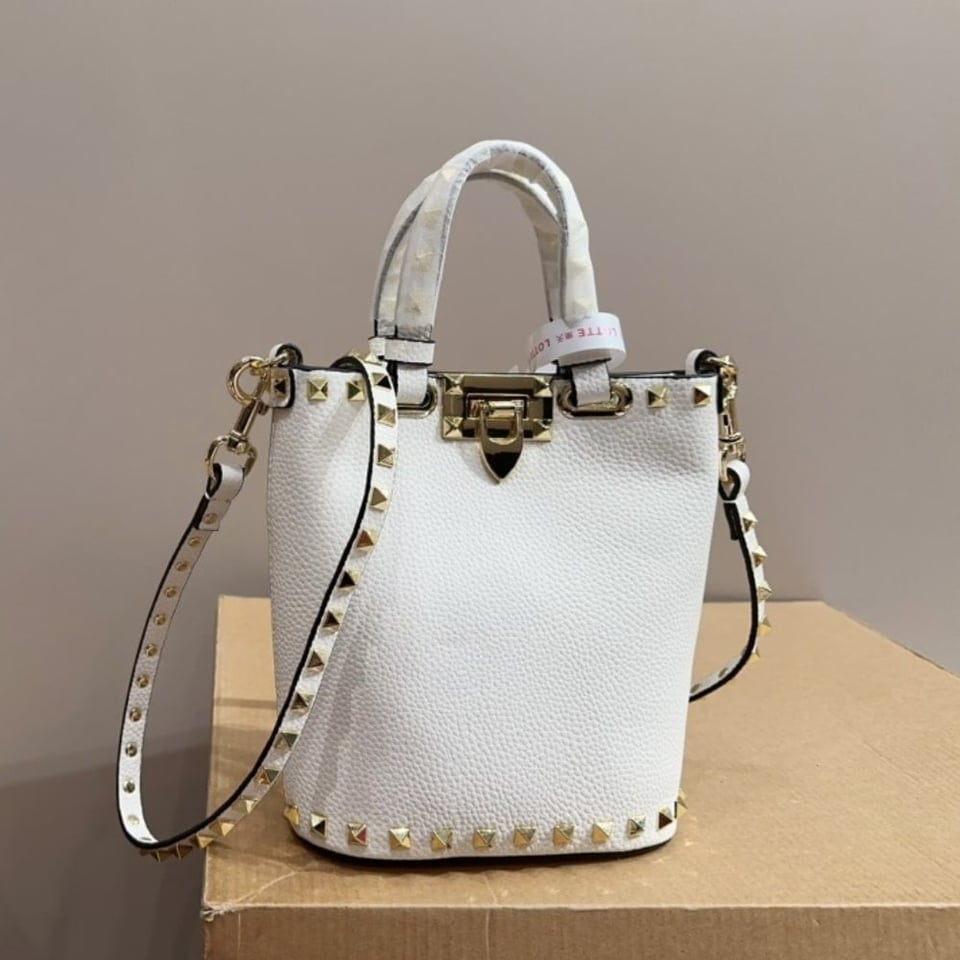 Valentino Rockstud Crossbody Pouch In Grainy Calfskin White 16Cm view 3