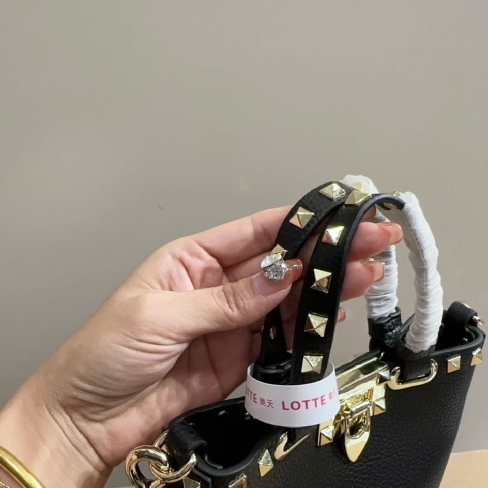 Valentino Rockstud Crossbody Pouch In Grainy Calfskin Black 16Cm 5W2P0W31Vsh 0No view 7