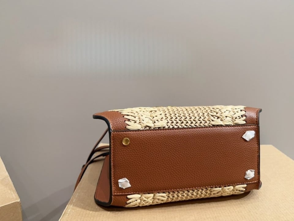 Valentino Garavani Vlogo Signature Handbag With Raffia Embroidery 22Cm view 5