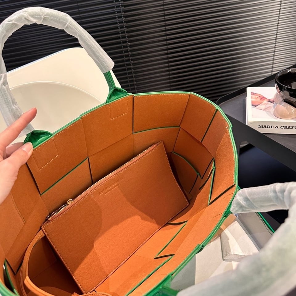 Bottega Veneta Arco Tote 37Cm view 8