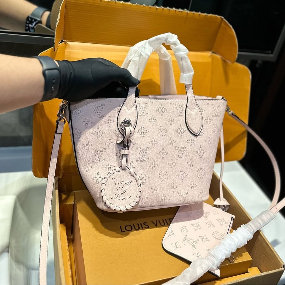 Louis Vuitton Blossom Mahina Calfskin Bag Light Pink 21Cm M23196 view 3