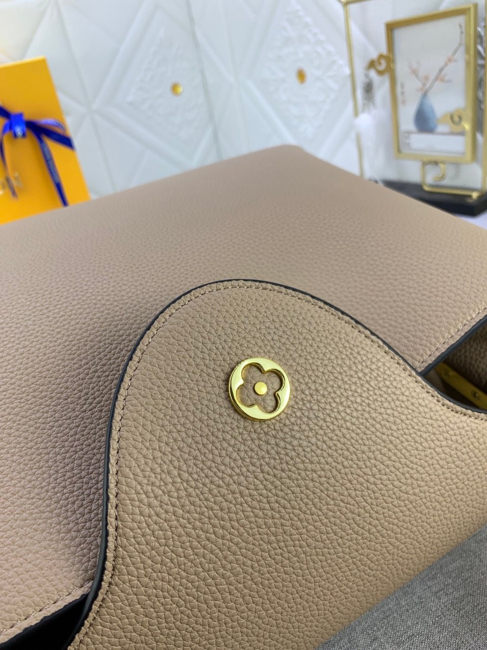 Louis Vuitton Capucines Mm Grey view 6