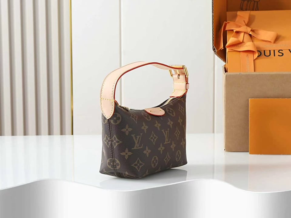 Louis Vuitton Pochette Hills Bag Monogram 18.5cm M27509 view 3