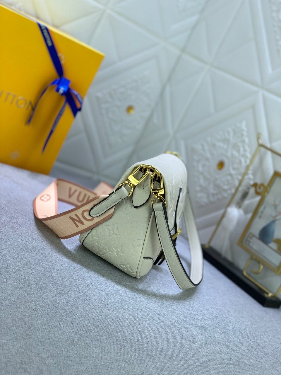 Louis Vuitton Diane Monogram In Cream 23Cm M46386 view 7