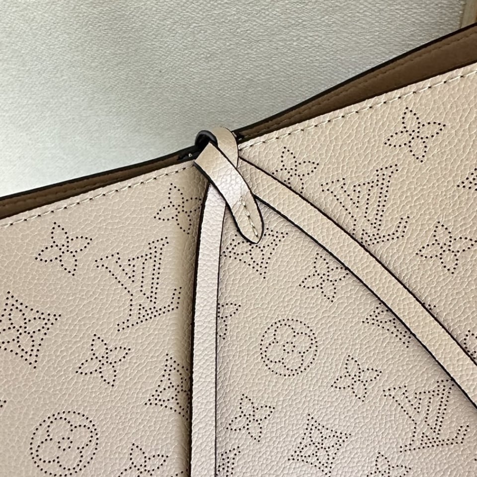 Louis Vuitton Flore Perforated Mahina Beige 22Cm view 9