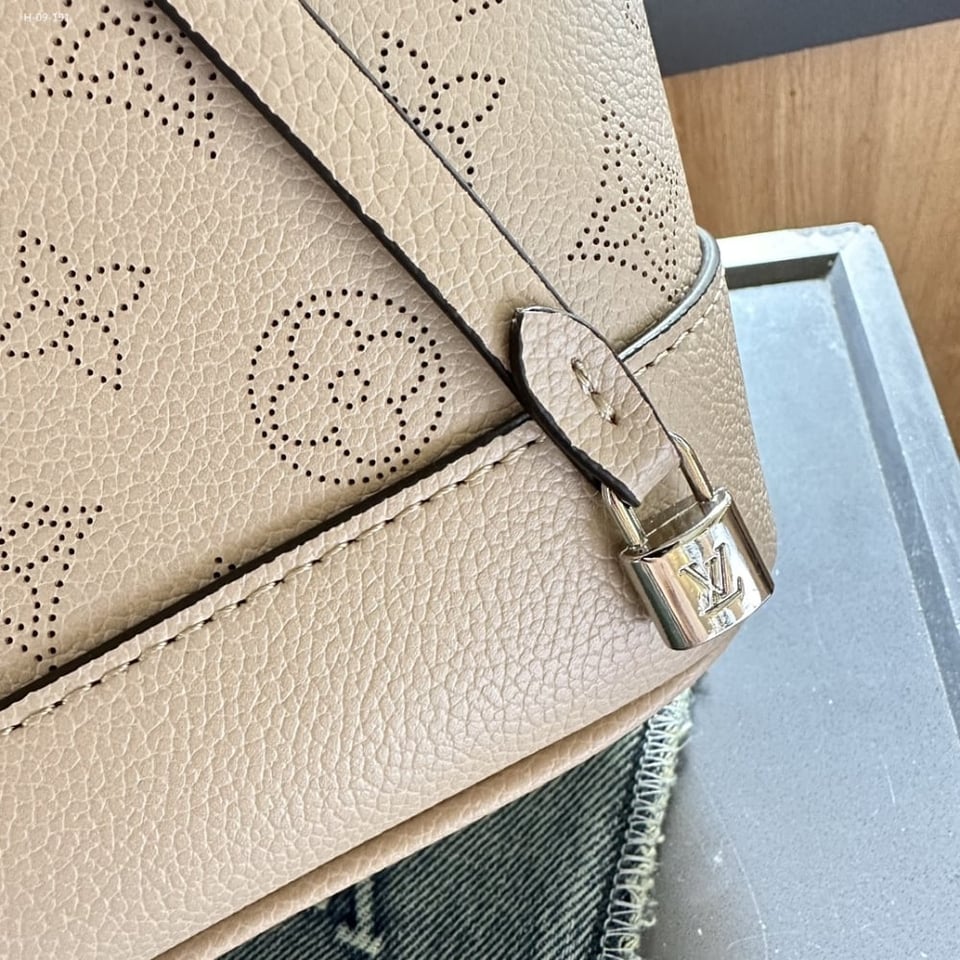 Louis Vuitton Flore Perforated Mahina Beige 22Cm view 7