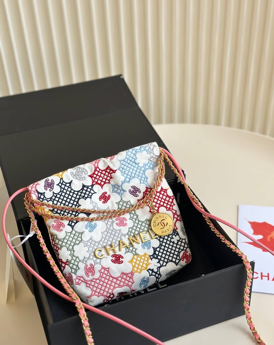 Chanel 22 Mini Handbag Lace Patchwork 20Cm/7.9in view 3