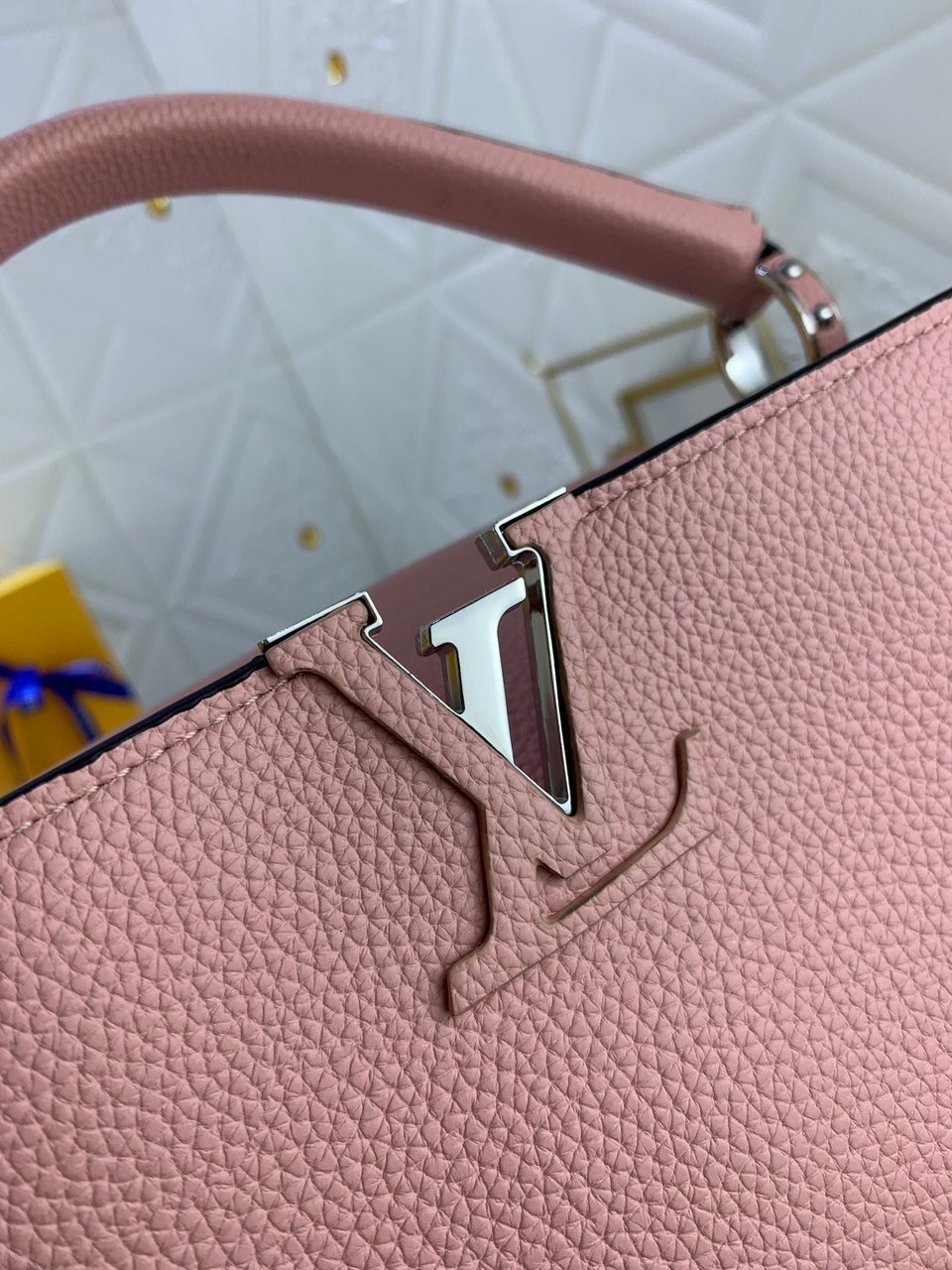 Louis Vuitton Capucines Mm Pink view 4
