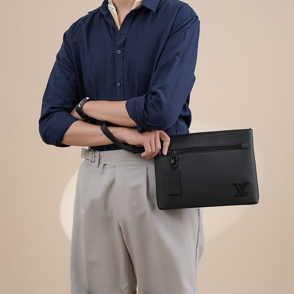 Louis Vuitton Takeoff Pouch Black 30Cm M69837 view 4
