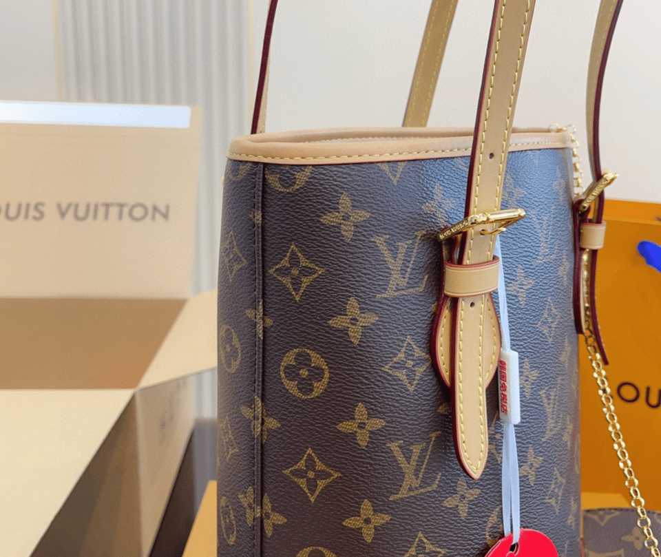 Louis Vuitton Monogram Petit Bucket Pm Monogram Canvas 26Cm M42238 view 5