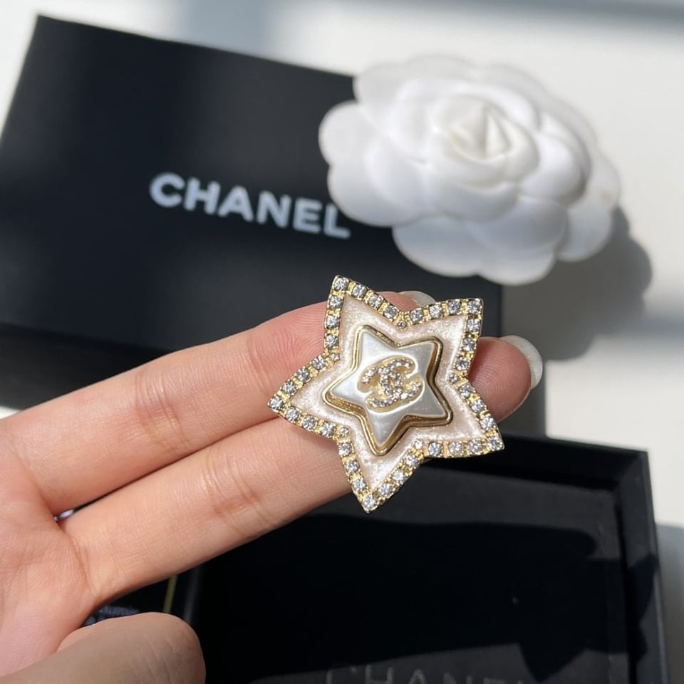 Chanel Cc Star Brooch Gold view 3