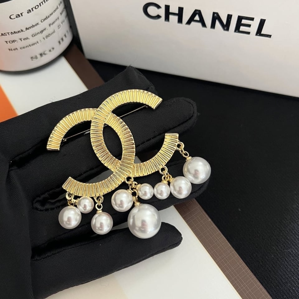 Chanel Cc Brooch Gold With Pearls view 2