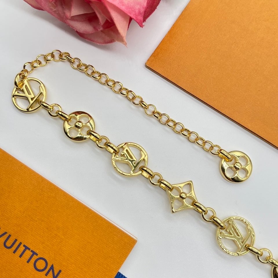 Louis Vuitton Necklace view 3