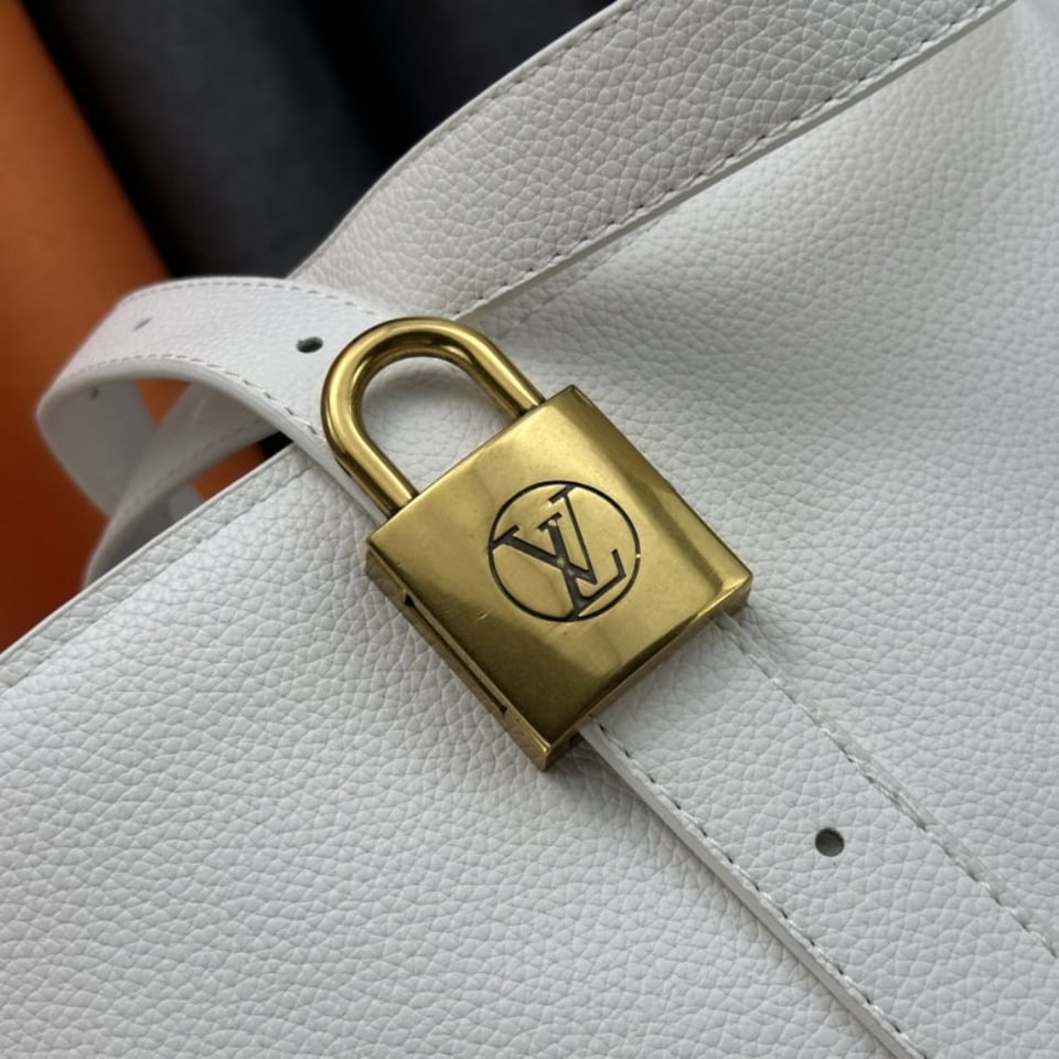 Louis Vuitton Low Key Cabas Mm Grained Calfskin White 47cm/ 18.5in view 9