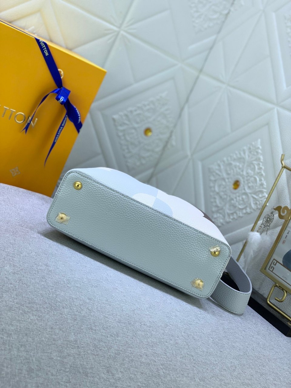 Louis Vuitton Capucines Ice Age White 27Cm view 7