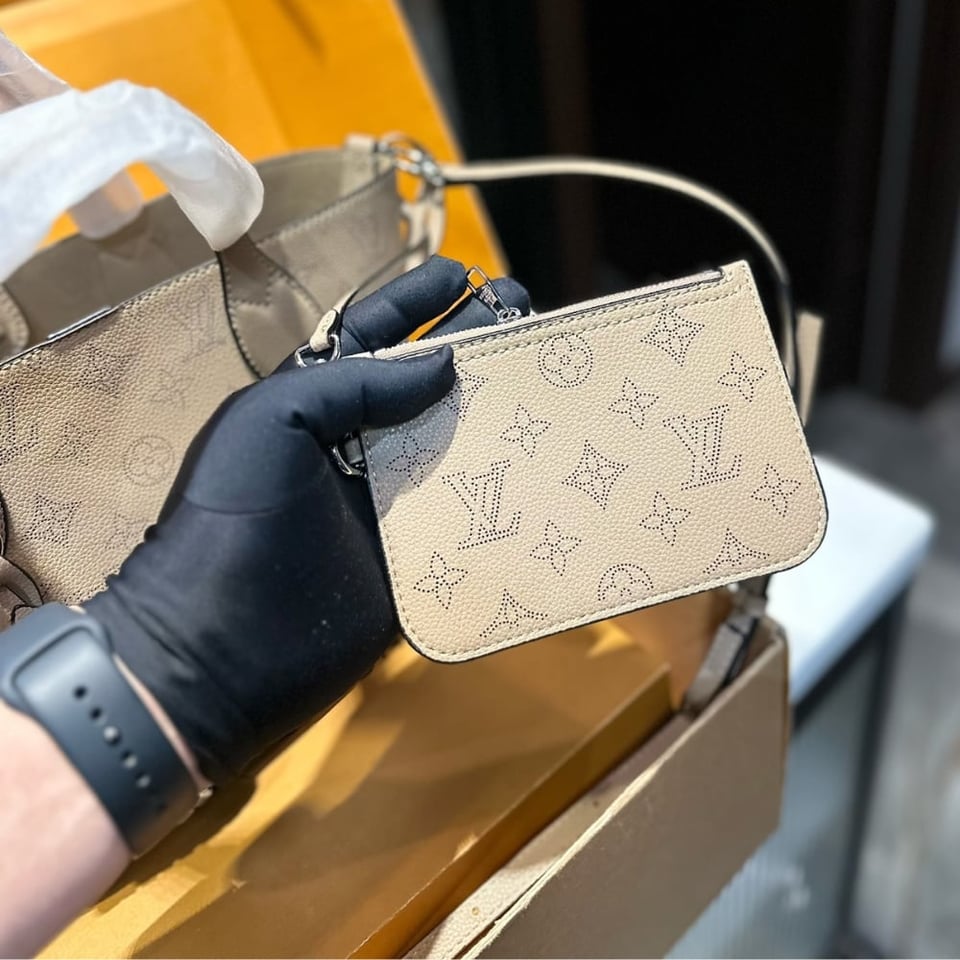 Louis Vuitton Blossom Mahina Calfskin Bag Beige 21Cm view 6