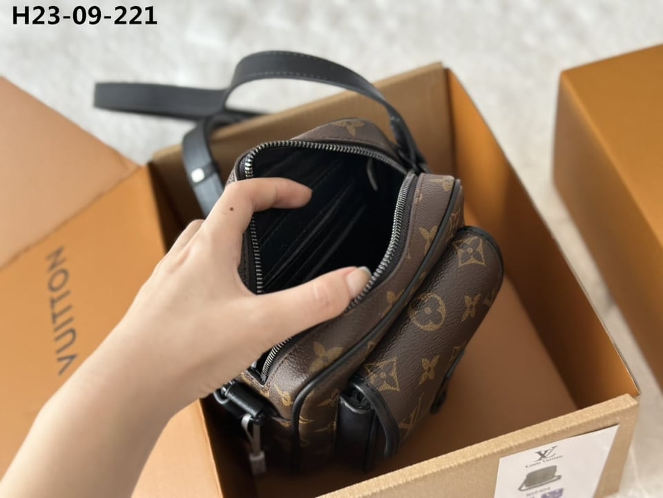 Louis Vuitton Christopher Wearable Wallet Monogram Brown 18Cm M69404 view 7