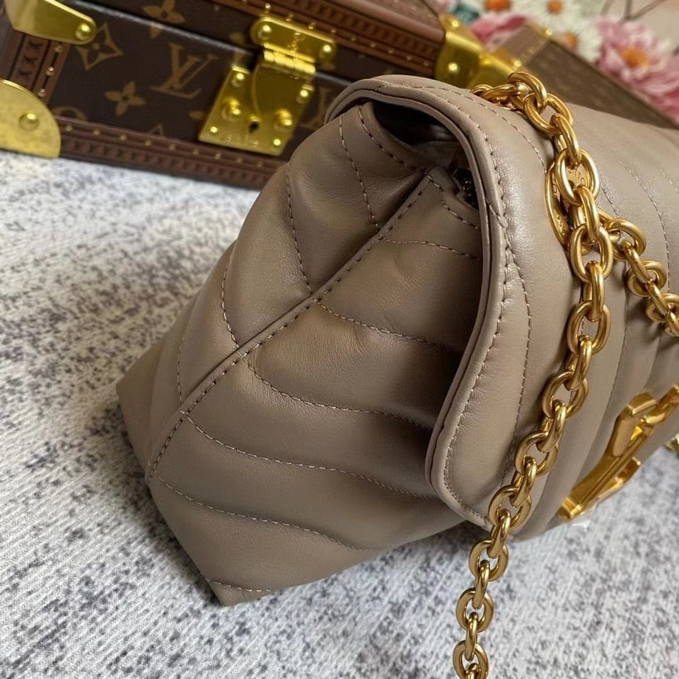 Louis Vuitton New Wave Chain 24Cm Dark Taupe M58550 view 4