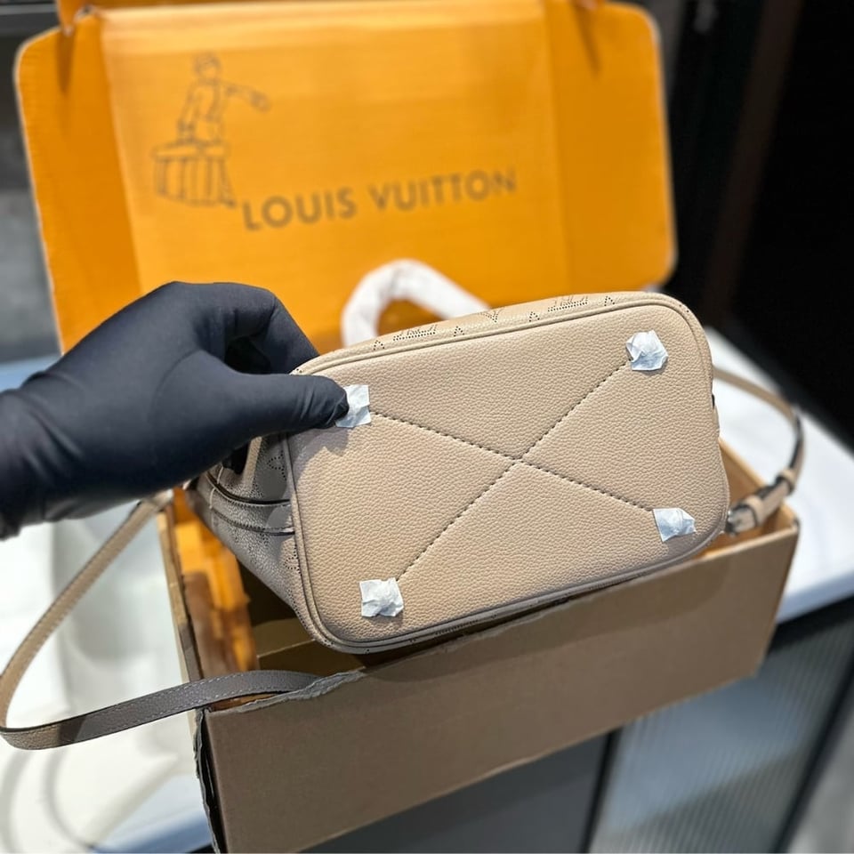 Louis Vuitton Blossom Mahina Calfskin Bag Beige 21Cm view 5