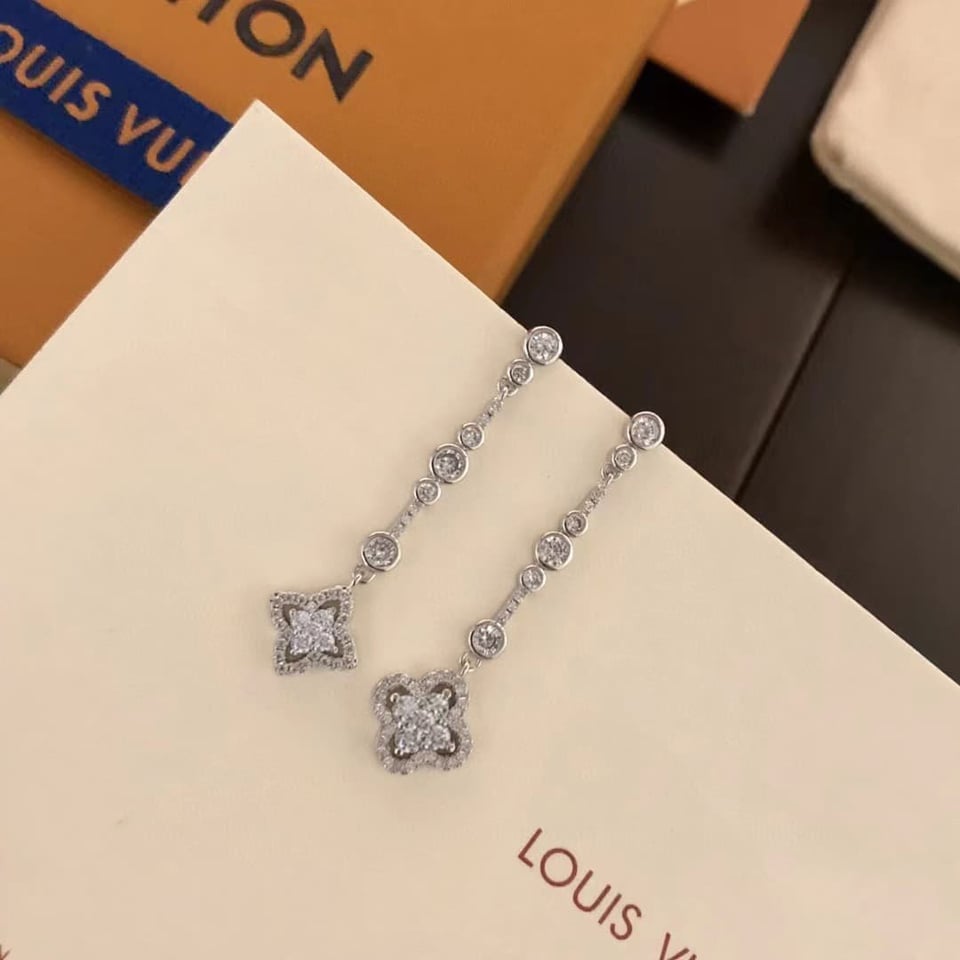 Louis Vuitton Blossom Stud Earrings White Gold And Diamonds view 8