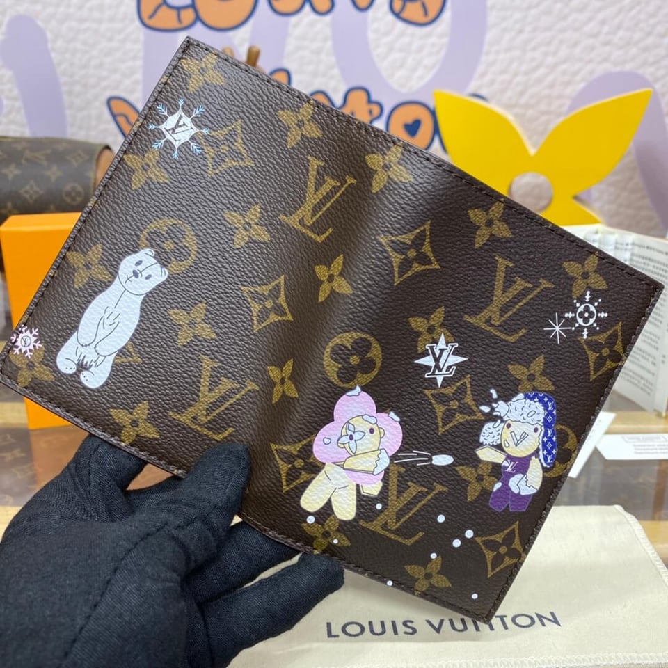 Louis Vuitton Passport Cover 2024 view 5