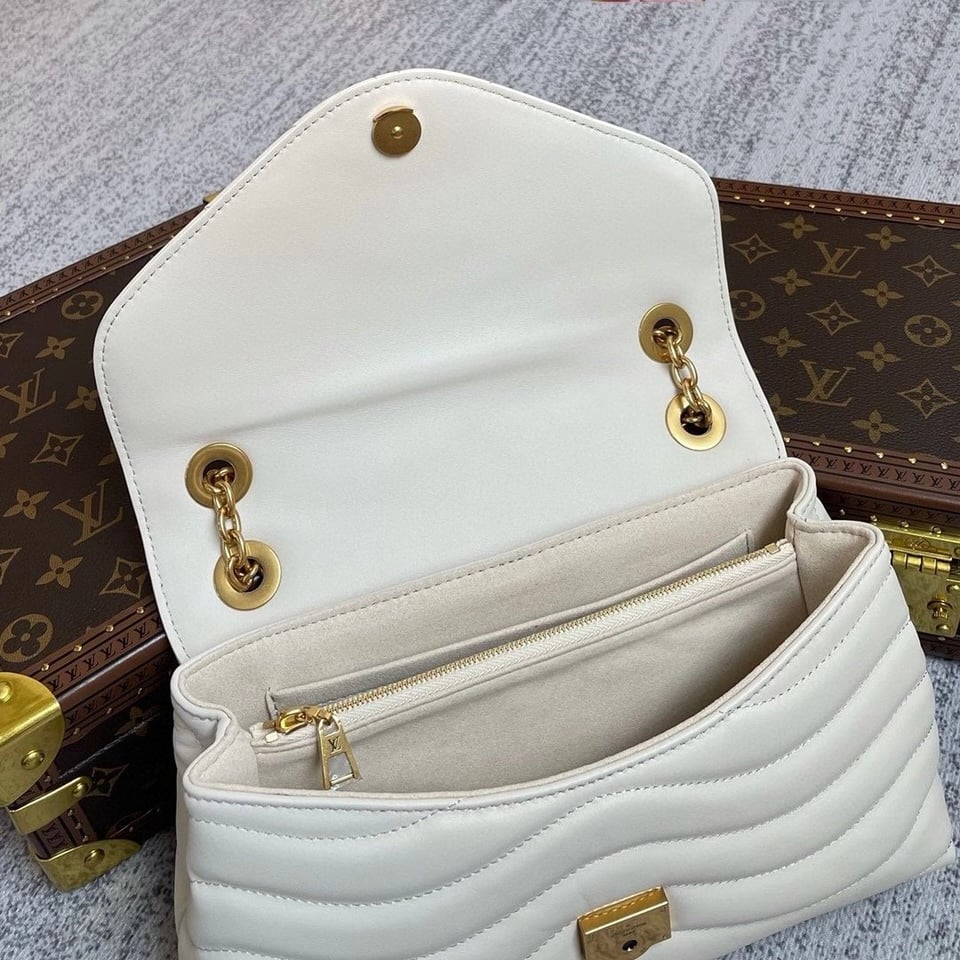 Louis Vuitton New Wave Chain 24Cm Ivory M58549 view 9