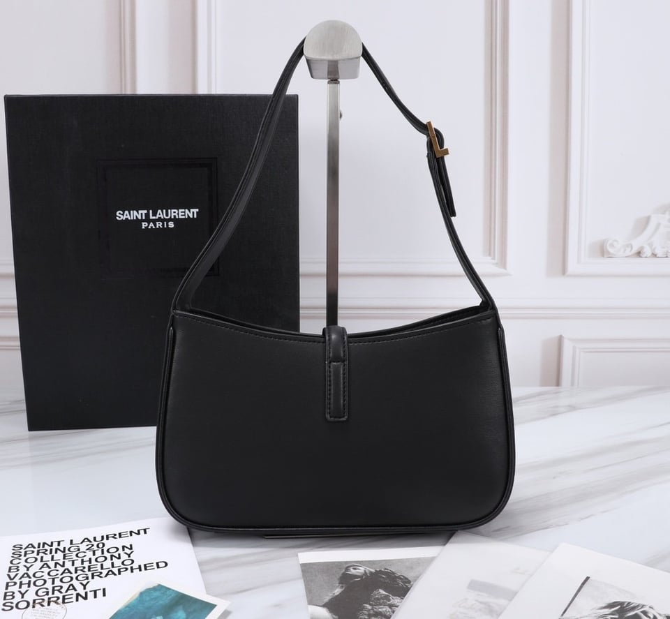 Saint Laurent Le 5 A 7 Hobo Bag In Smooth Leather Black Gold 23Cm view 7