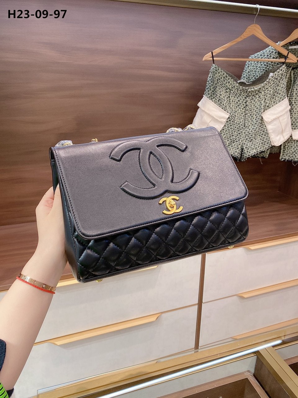 Chanel Timeless Cc Flap Maxi Black 31Cm view 3