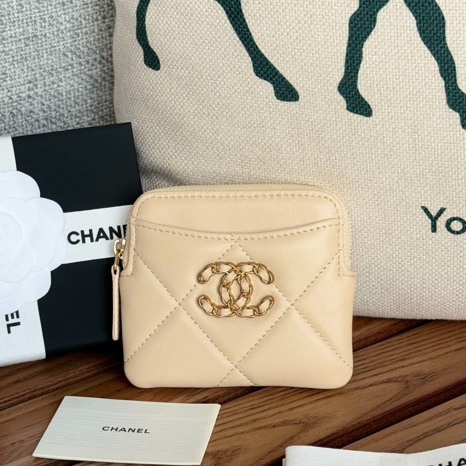 Chanel 19 Zipped Coin Purse 11Cm Cream Lambskin Gold Hardware