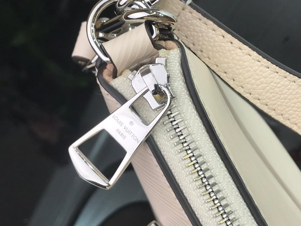 Louis Vuitton Marelle 25Cm Quartz White M80688 view 10