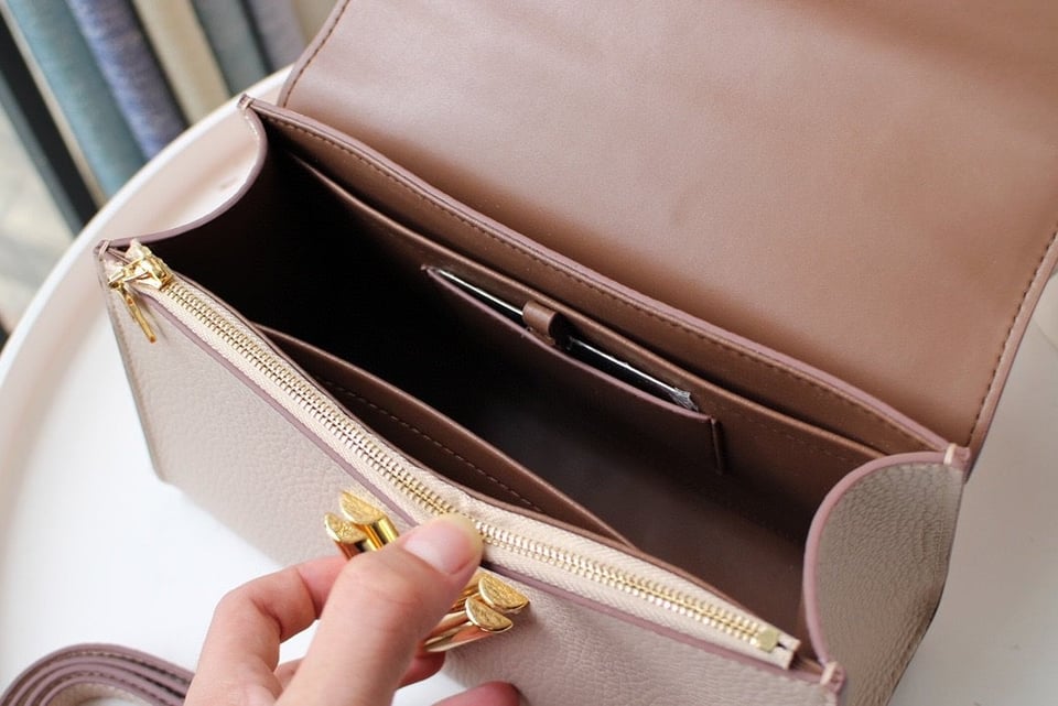 Louis Vuitton Twist One Handle Pm 25Cm Greige view 9