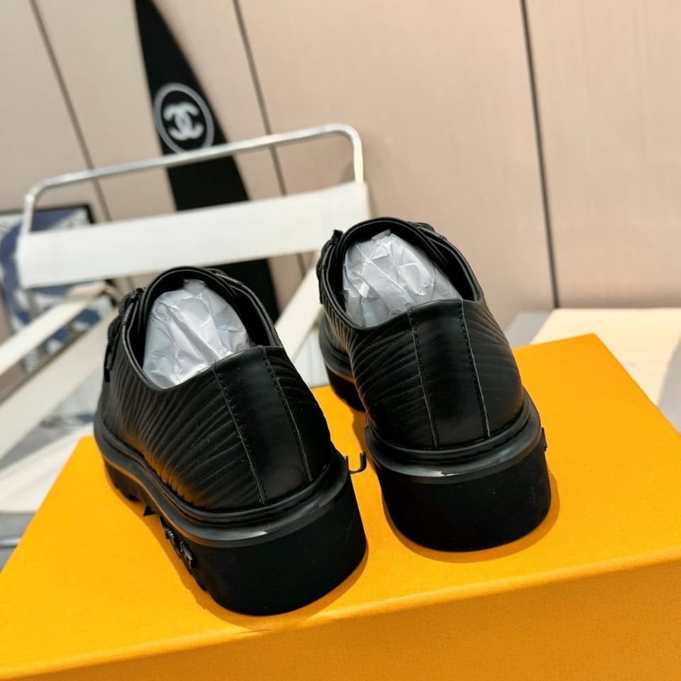 Louis Vuitton Ranger Derby Black 1Ac64U view 3