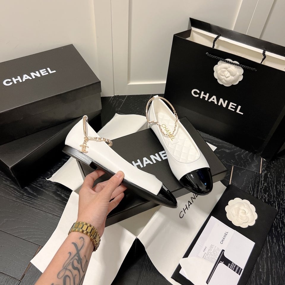 Chanel Interlocking Cc Logo Ballet Flats Black White view 7